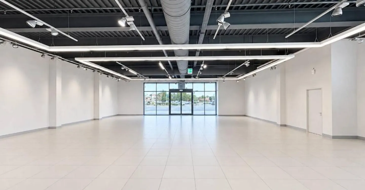 LOCAL COMMERCIAL — 946 M² - EXCELLENTE VISIBILITE - Photo 3 sur 6