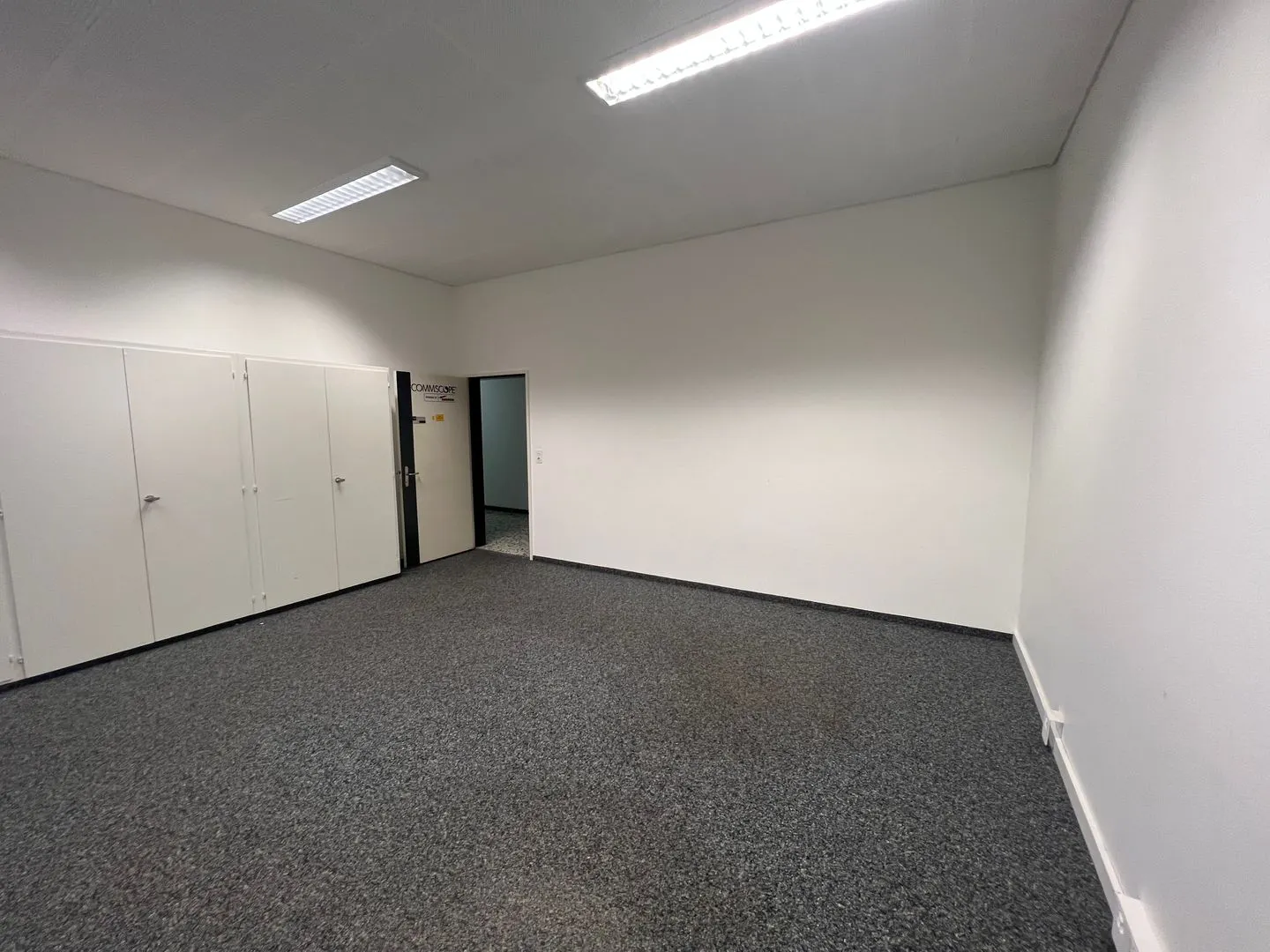 Espaces commerciaux, de stockage et de bureau abordables à partir de 30m2 à louer - Photo 7 sur 9