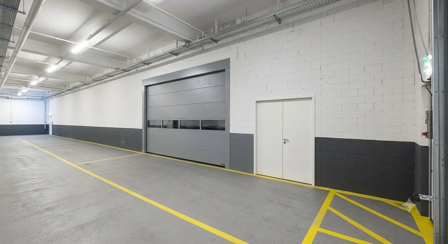 Maintenant aussi à moitié - Rare hall commerciale accessible au rez-de-chaussée ! - Photo 1 sur 7