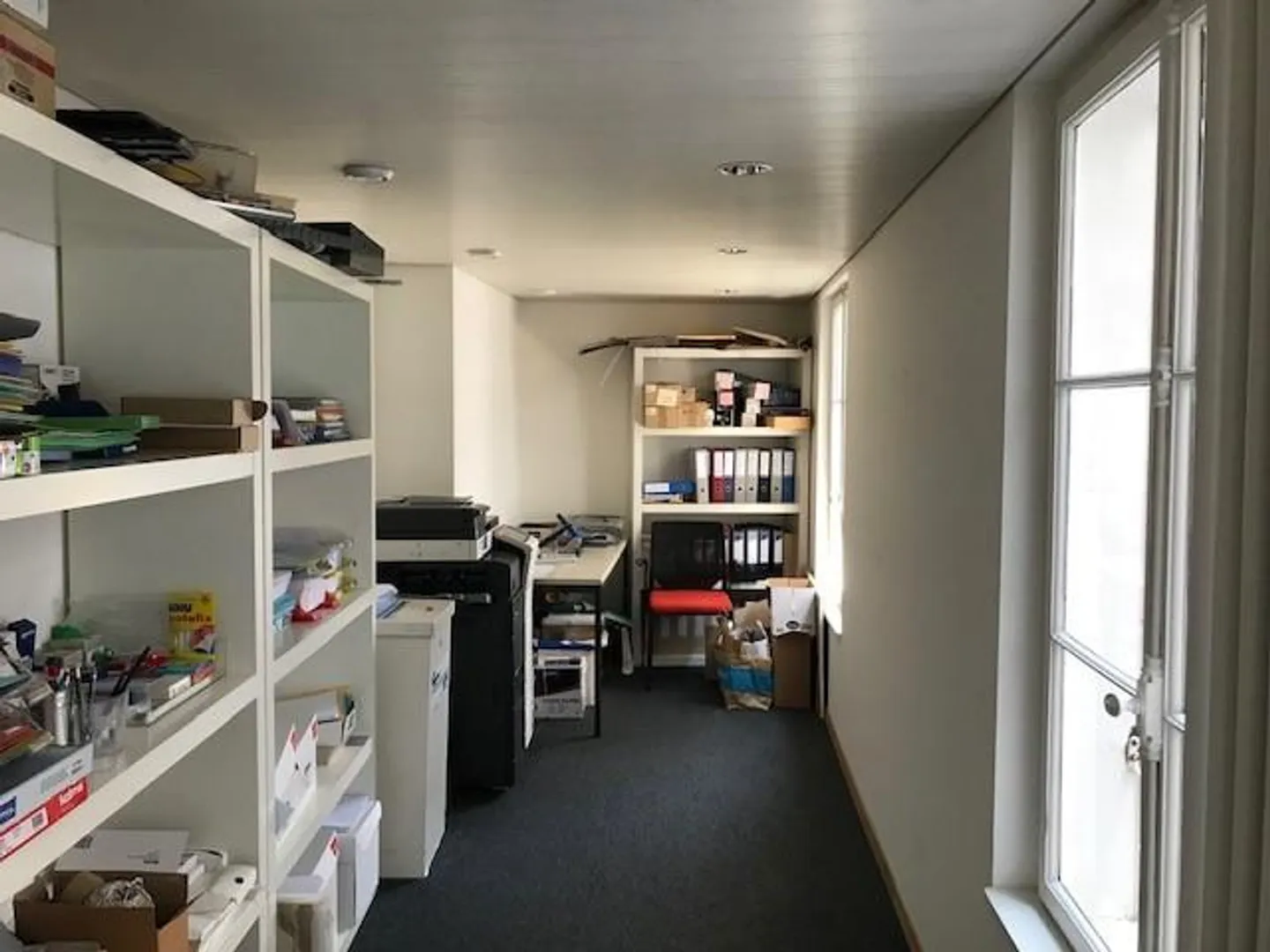 Located on the 3rd floor, this office has a total area of approximately 211 m² - Photo 2 of 9