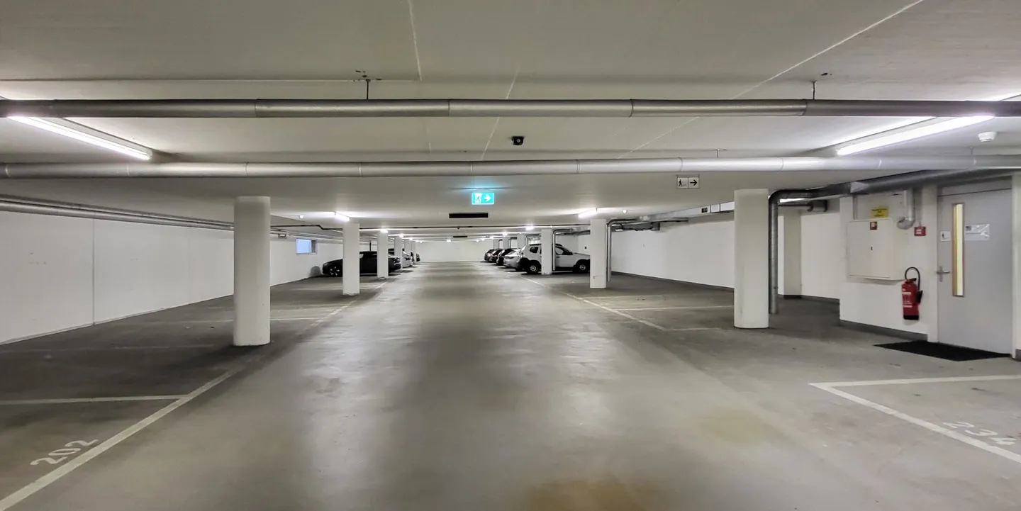 Private Einstellhalle für 37 Fahrzeuge - Foto 2 von 4