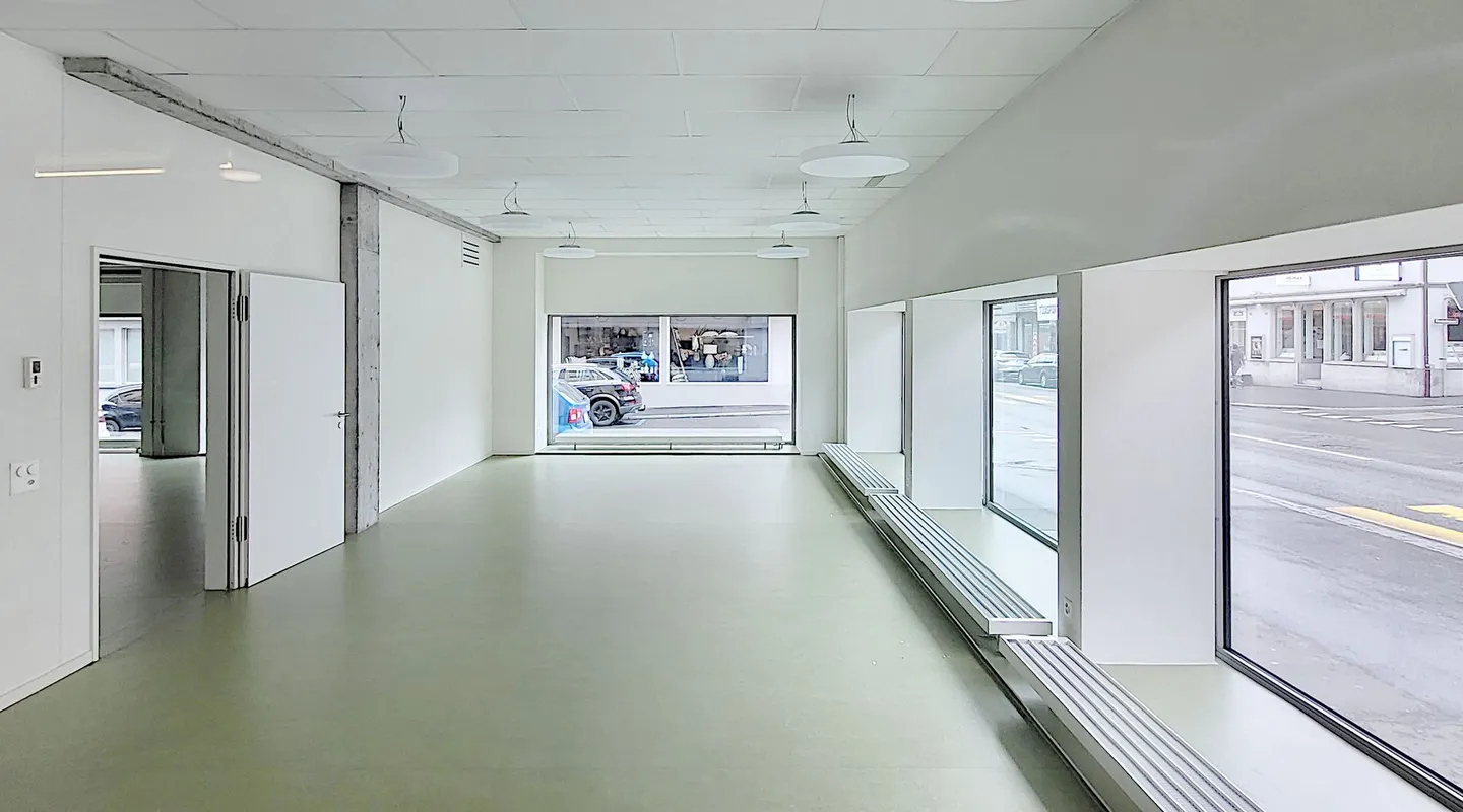 Representative commercial space with maximum visibility in the heart of Glarus! - Photo 4 of 10
