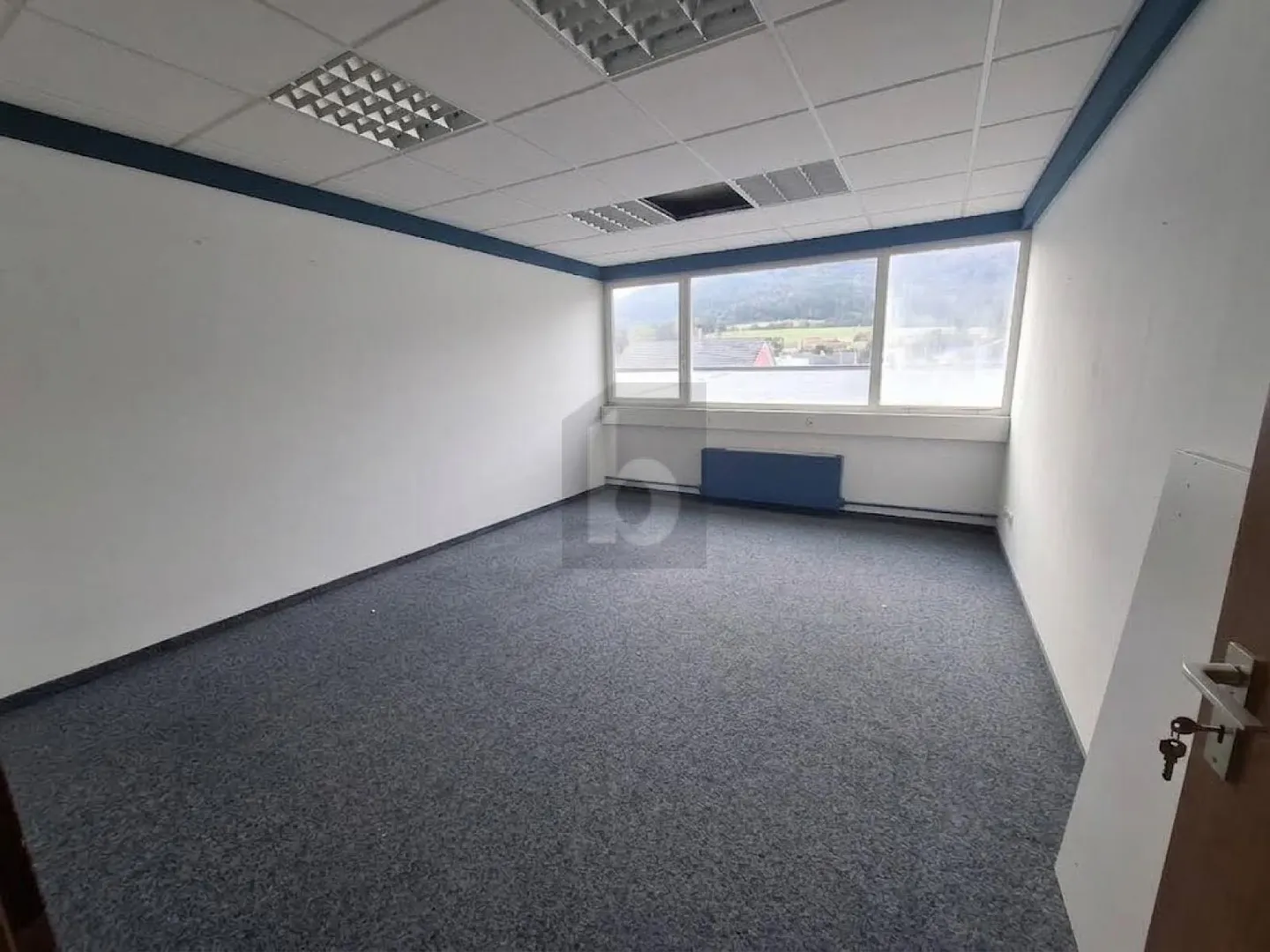BRIGHT, SPACIOUS AND PRACTICAL - Photo 5 of 6