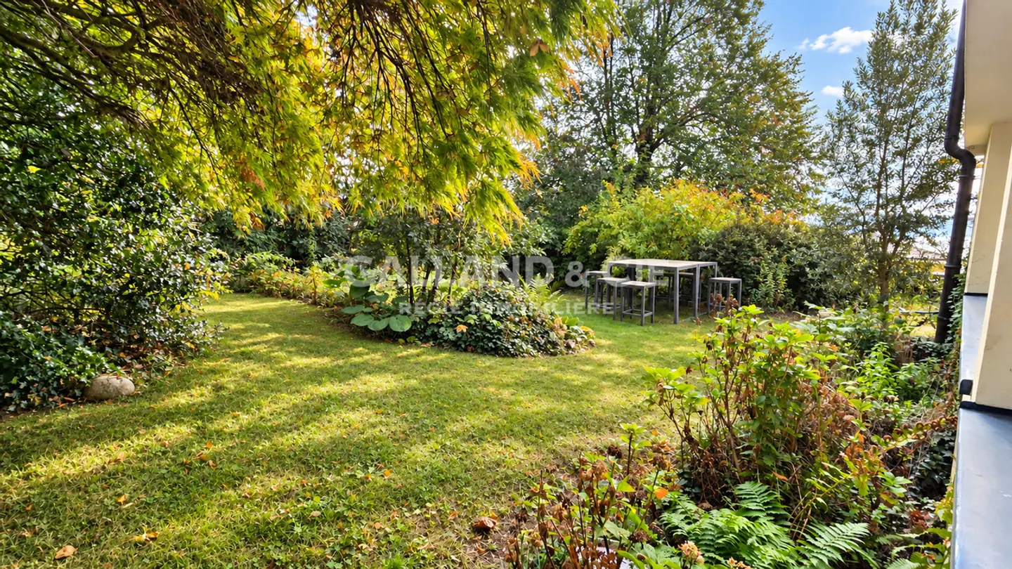 A privileged working environment with a terrace and a garden - Photo 5 of 6