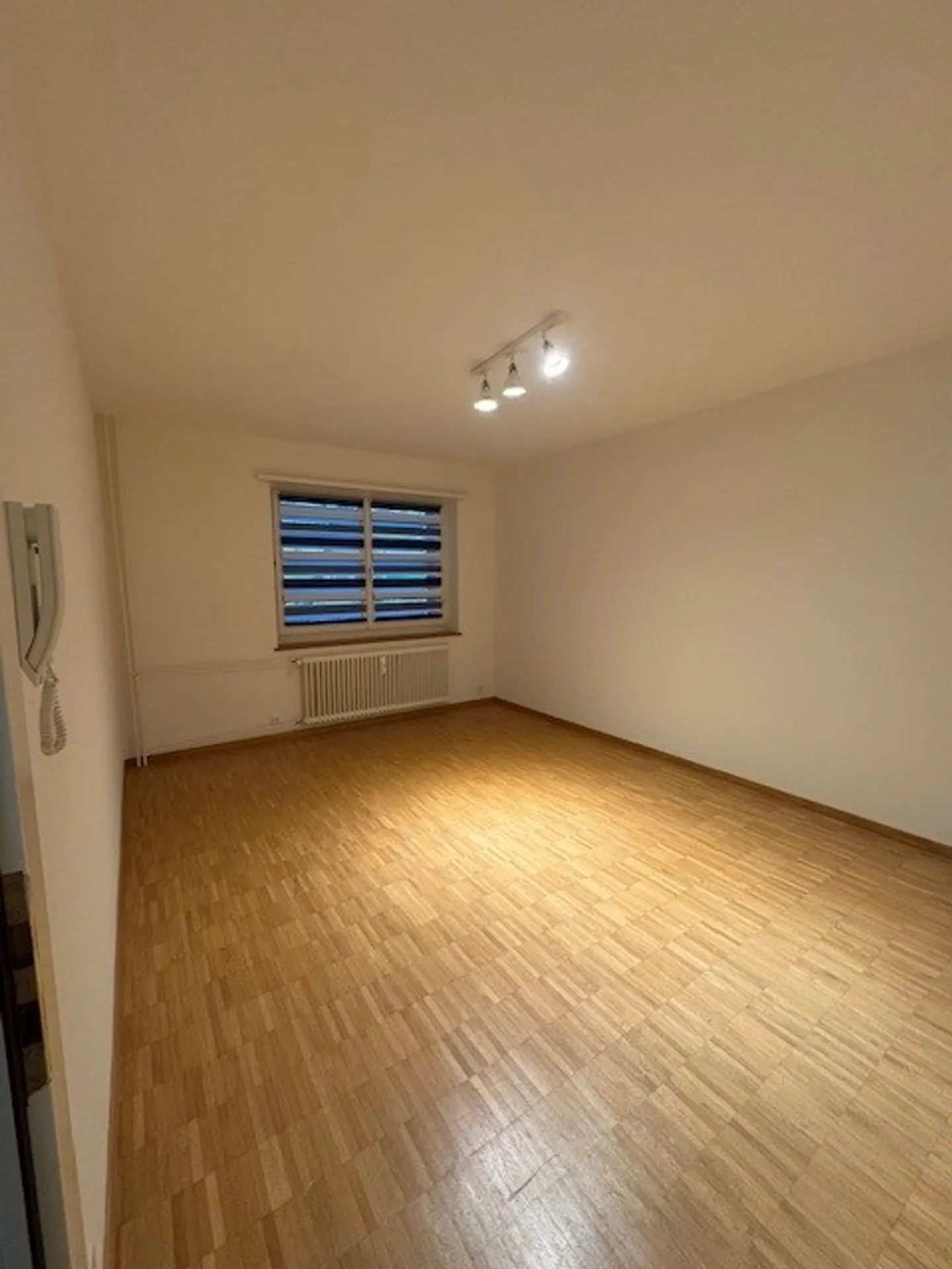 Atelier au rez-de-chaussée à louer - Photo 3 sur 3
