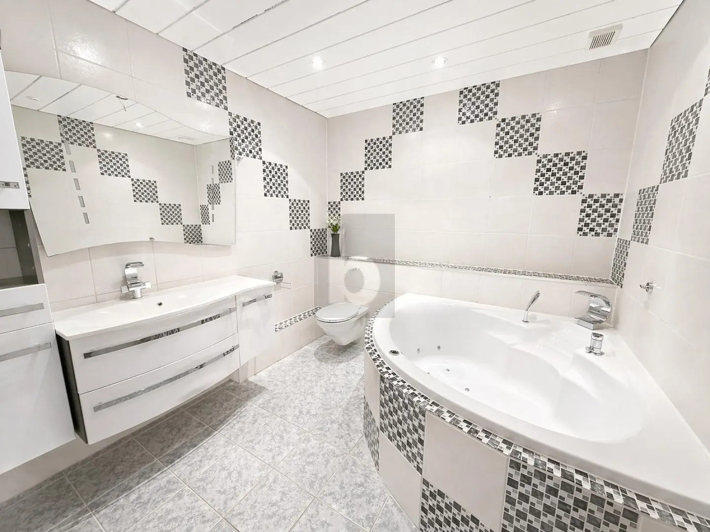 VERSATILE USAGE WITH KITCHEN AND BATHROOM - Photo 3 of 5