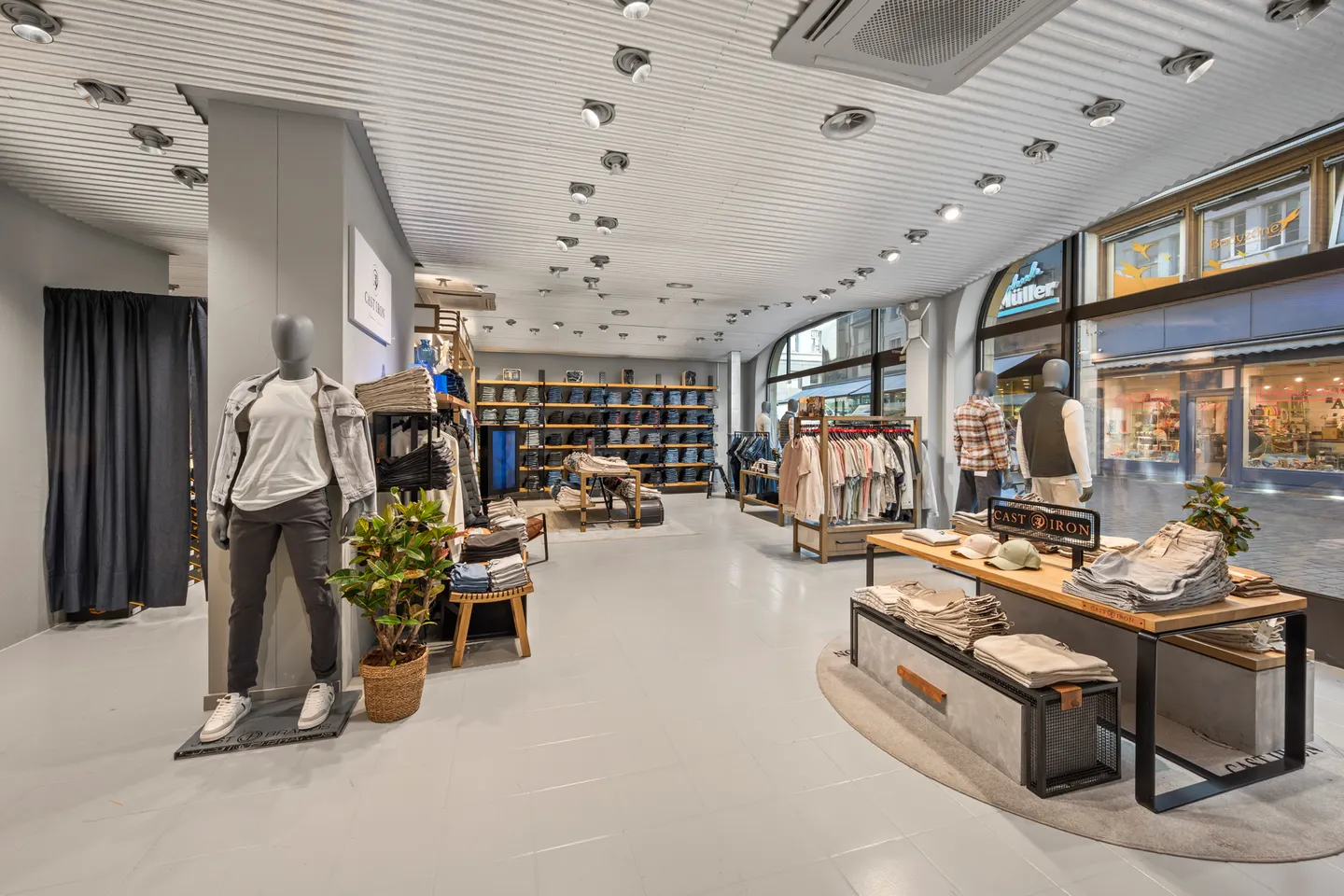 Visibilité maximale grâce à une vitrine de 180° sur la Gerbergasse - Photo 2 sur 11