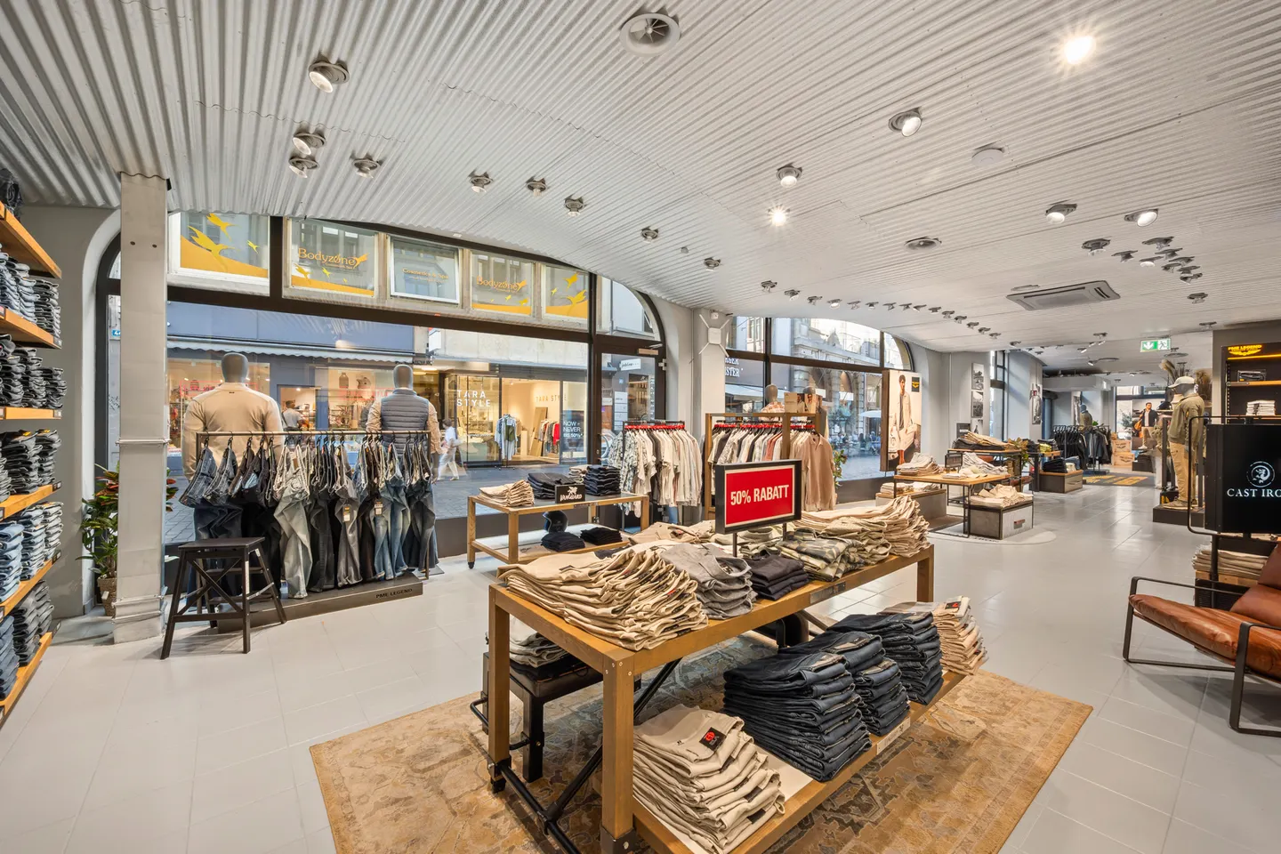 Visibilité maximale grâce à une vitrine de 180° sur la Gerbergasse - Photo 6 sur 11