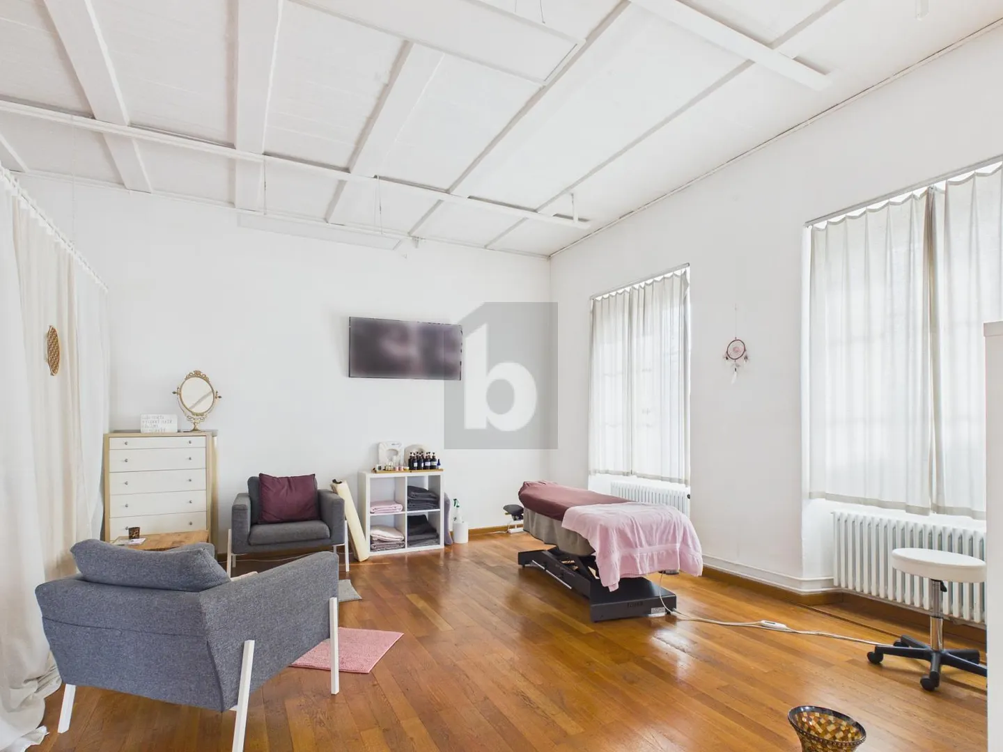 SPACIOUS IN A TOP LOCATION - Photo 4 of 6