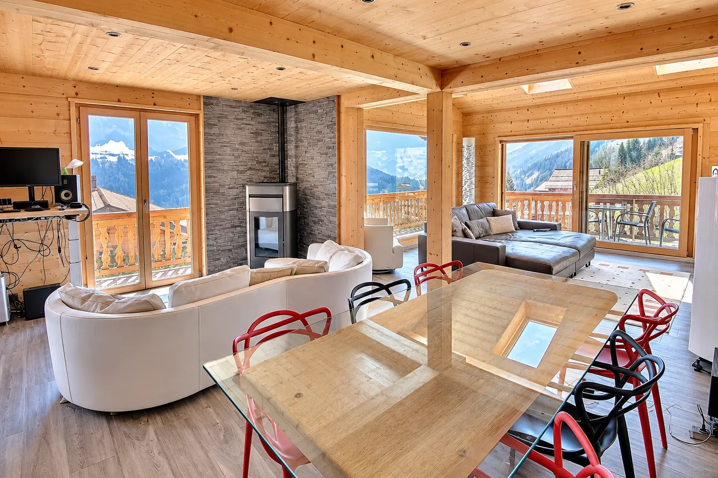 Magnificent chalet with unobstructed view of the Dents-du-Midi - Photo 3 of 13