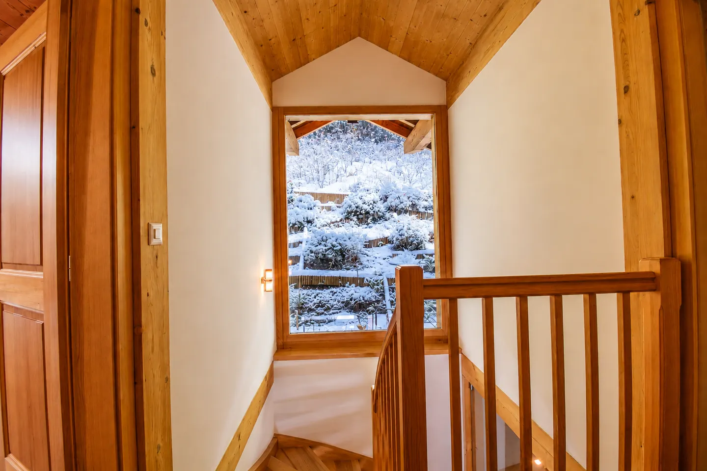 Magnificent chalet offering an unobstructed view of the Dents-du-Midi - Photo 4 of 13