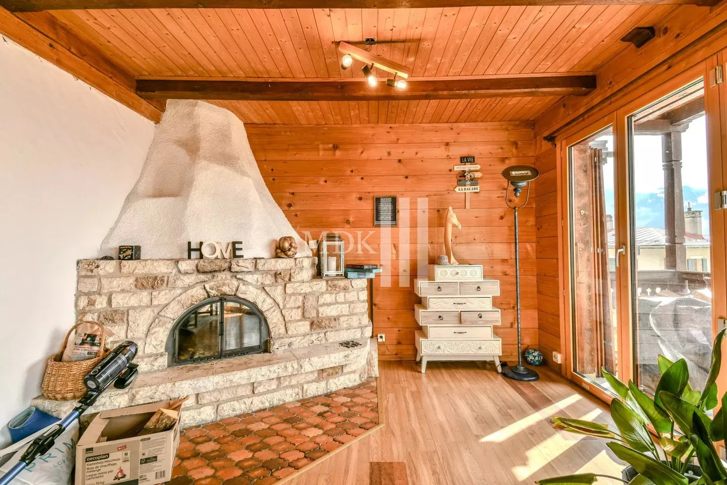 Magnificent chalet including an apartment and a commercial space in Leysin - Photo 3 of 13