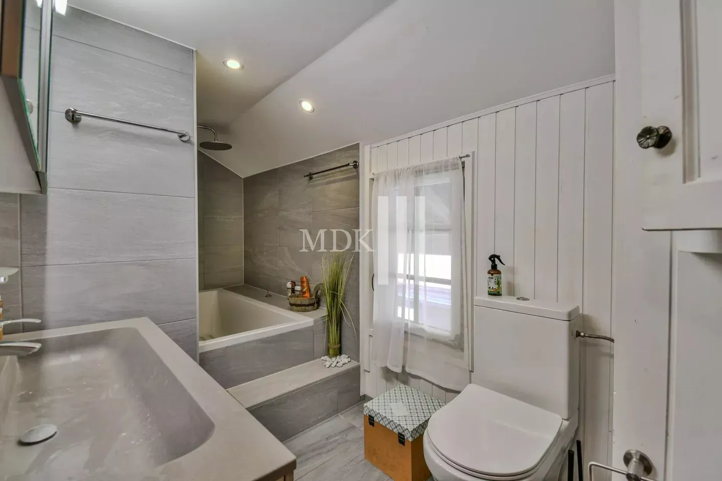 Magnificent chalet including an apartment and a commercial space in Leysin - Photo 12 of 13