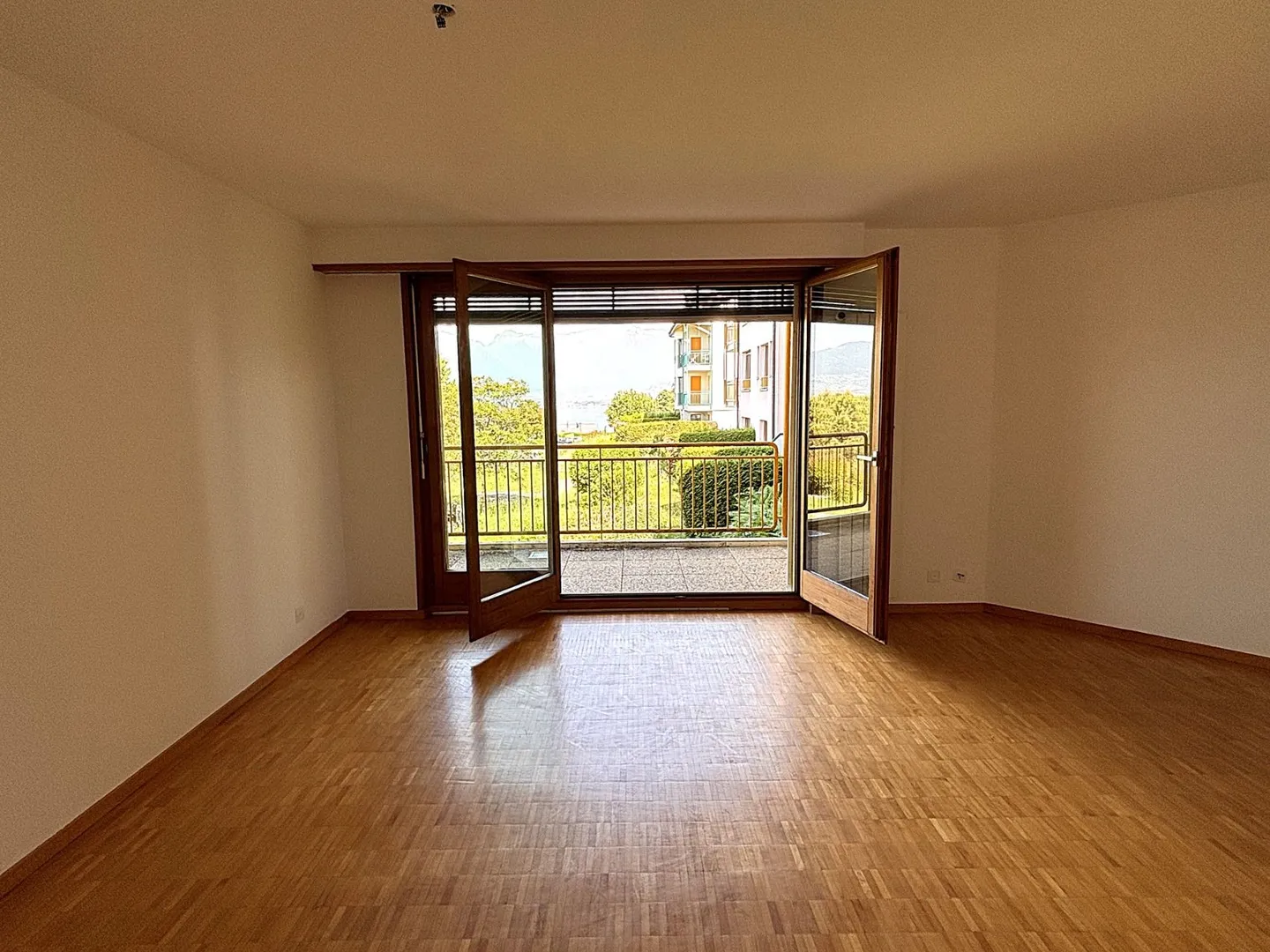 Spacious 4.5-room apartment with a view of Lake Geneva - Photo 2 of 10