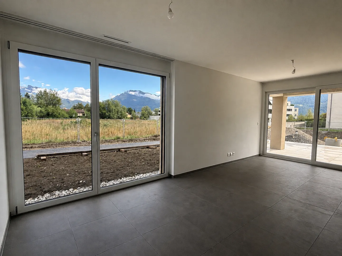 Appartement moderne avec terrasse - Photo 3 sur 9