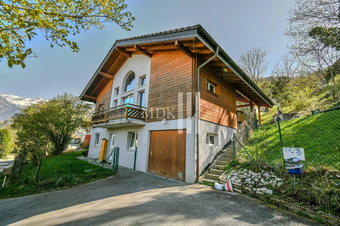 Bellissimo chalet in una zona tranquilla a Choëx - Foto 1 di 13
