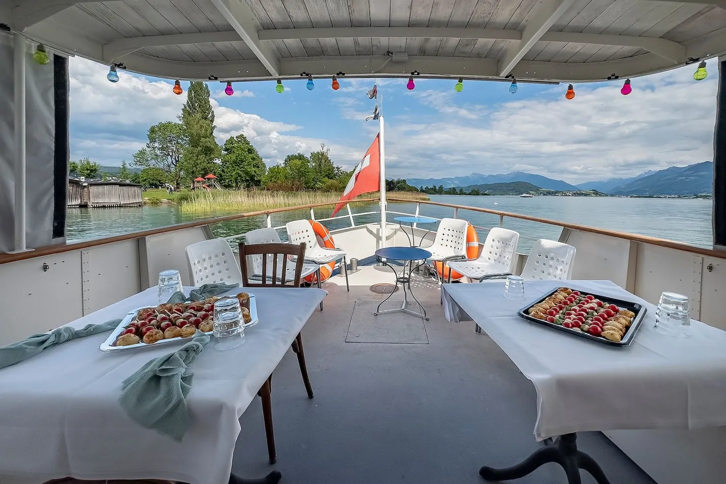 Historisches Fahrgastschiff mit Bootsplatz am Zürichsee - Photo 8 of 9