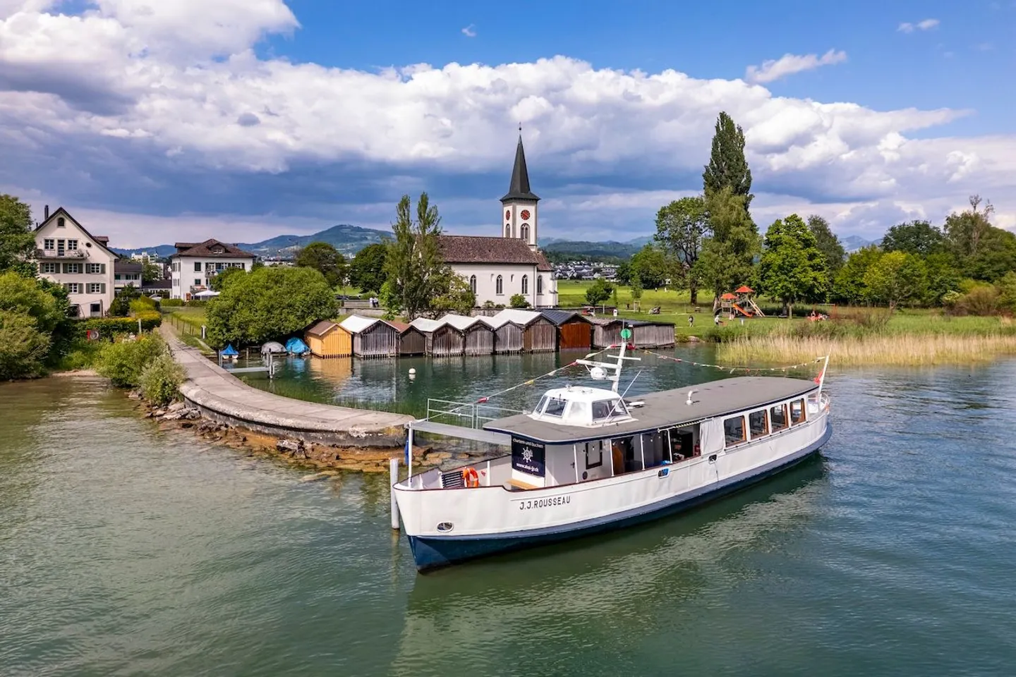 Historisches Fahrgastschiff mit Bootsplatz am Zürichsee - Photo 1 of 9