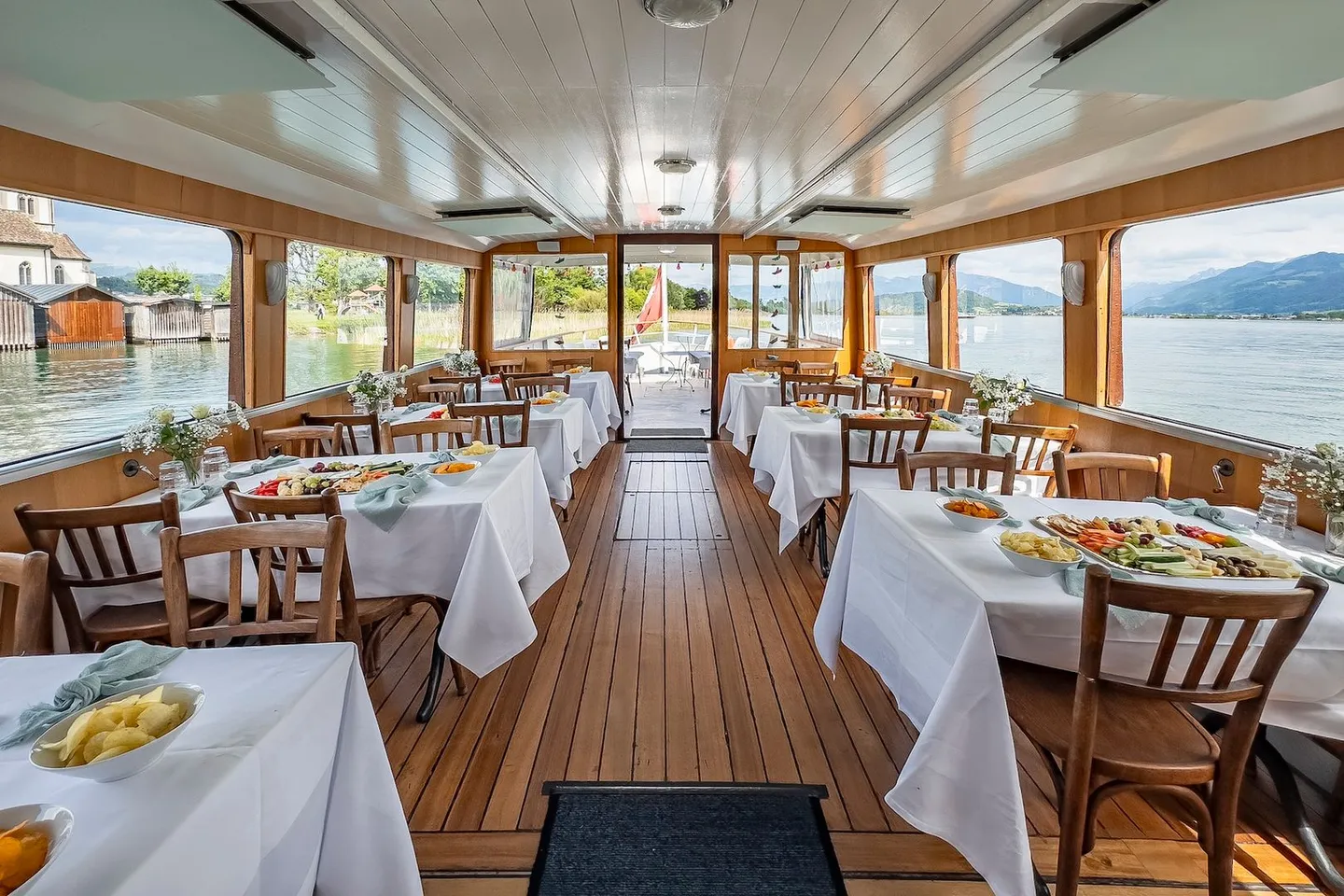 Historisches Fahrgastschiff mit Bootsplatz am Zürichsee - Photo 7 of 9