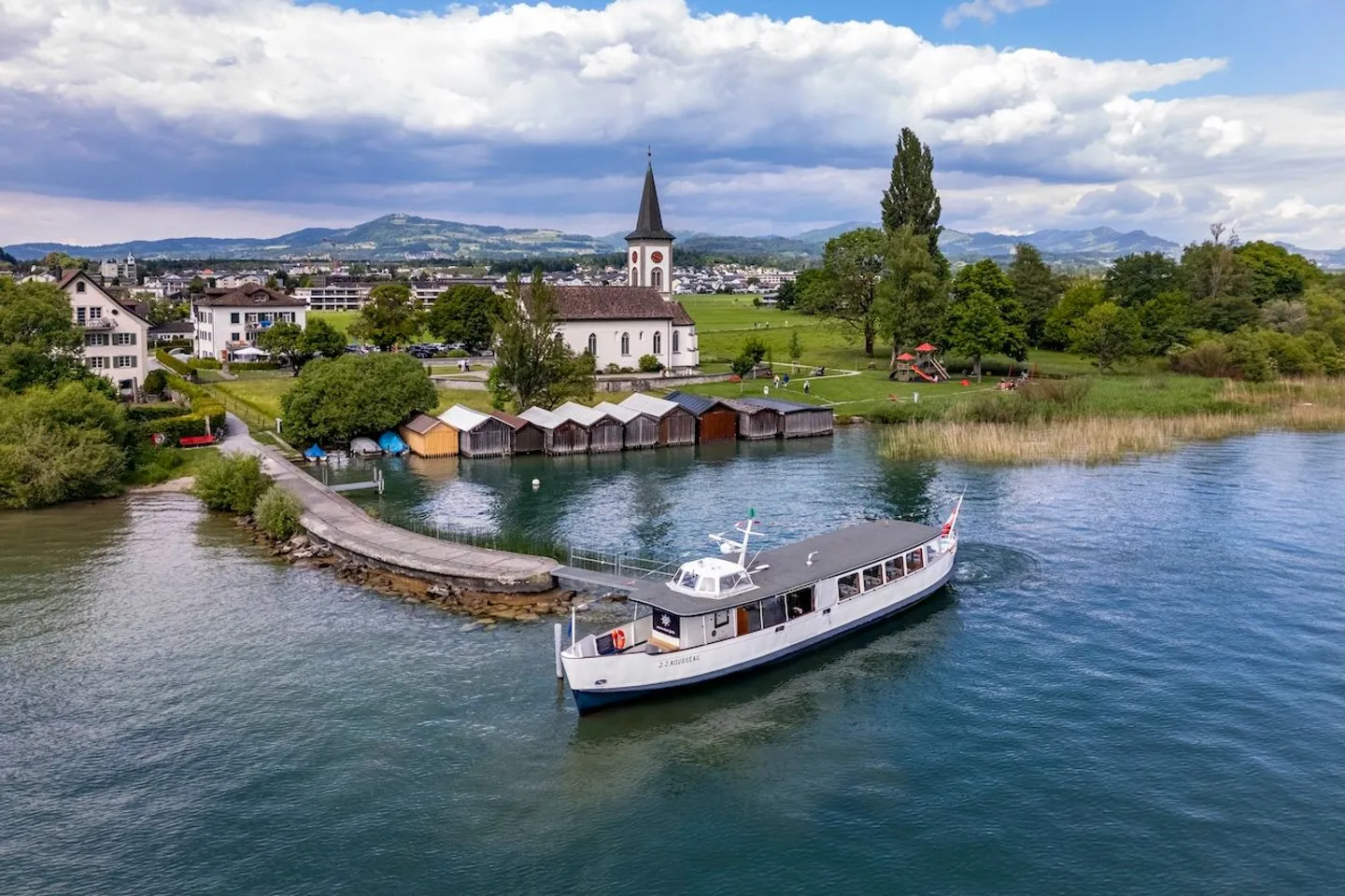 Historisches Fahrgastschiff mit Bootsplatz am Zürichsee - Photo 2 of 9