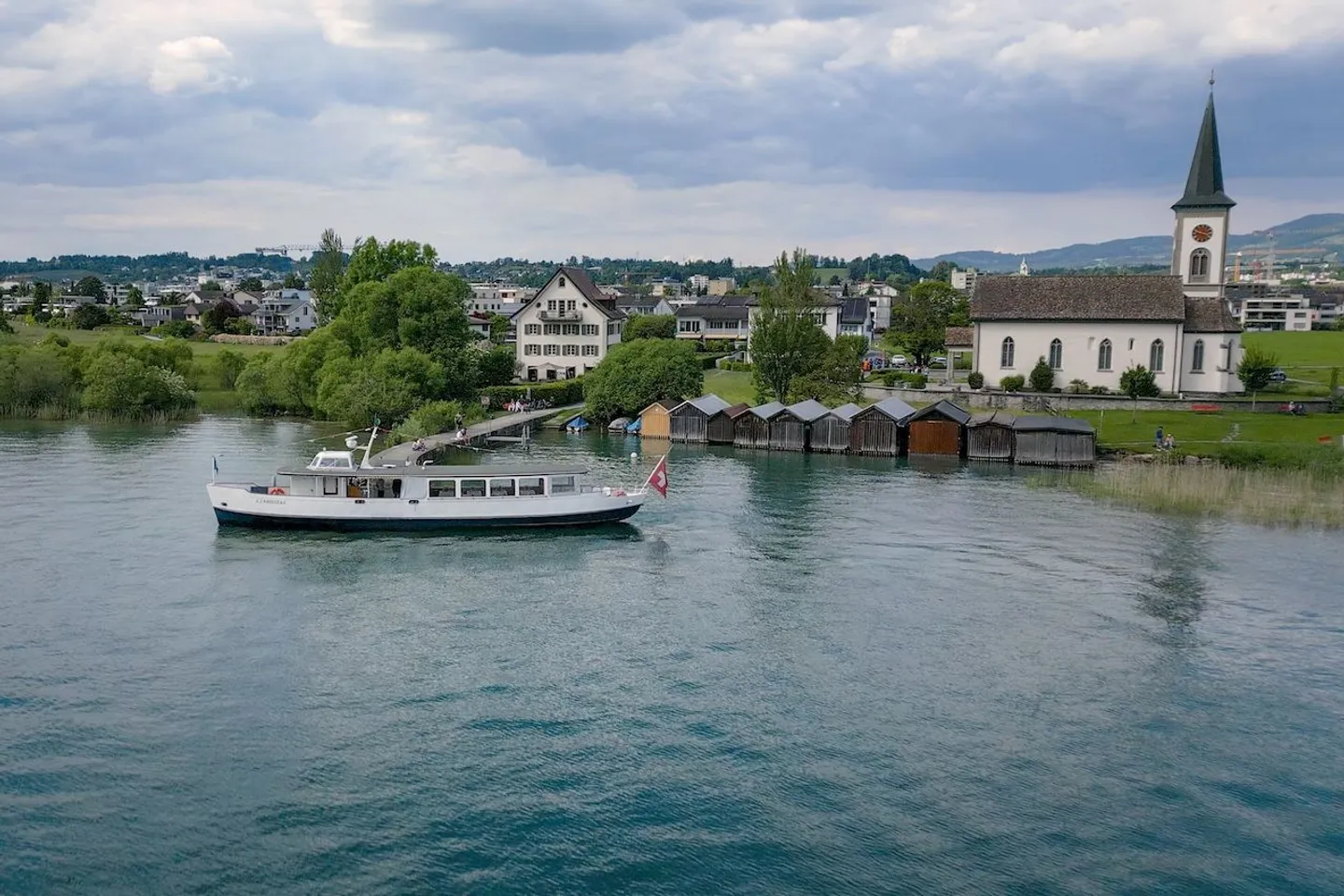 Historisches Fahrgastschiff mit Bootsplatz am Zürichsee - Photo 3 of 9