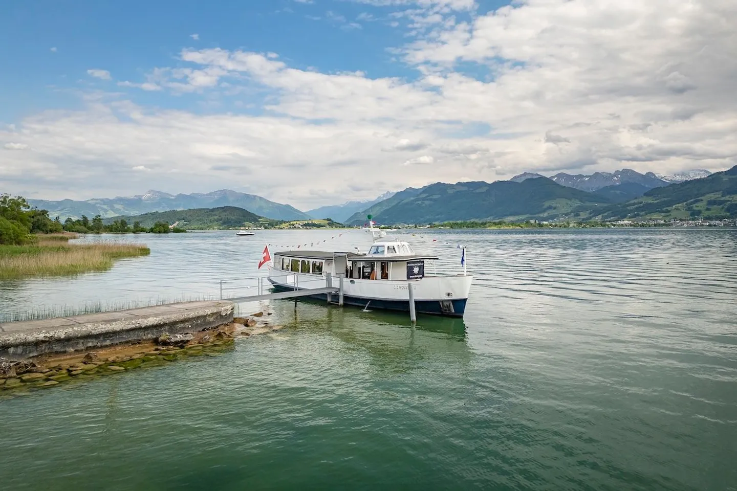 Historisches Fahrgastschiff mit Bootsplatz am Zürichsee - Photo 5 of 9