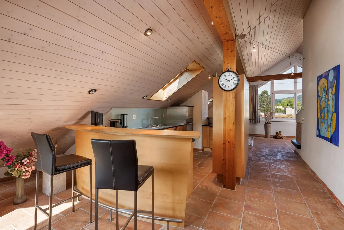 Spacious 5.5 Room Penthouse in Prime Location - Photo 3 of 12