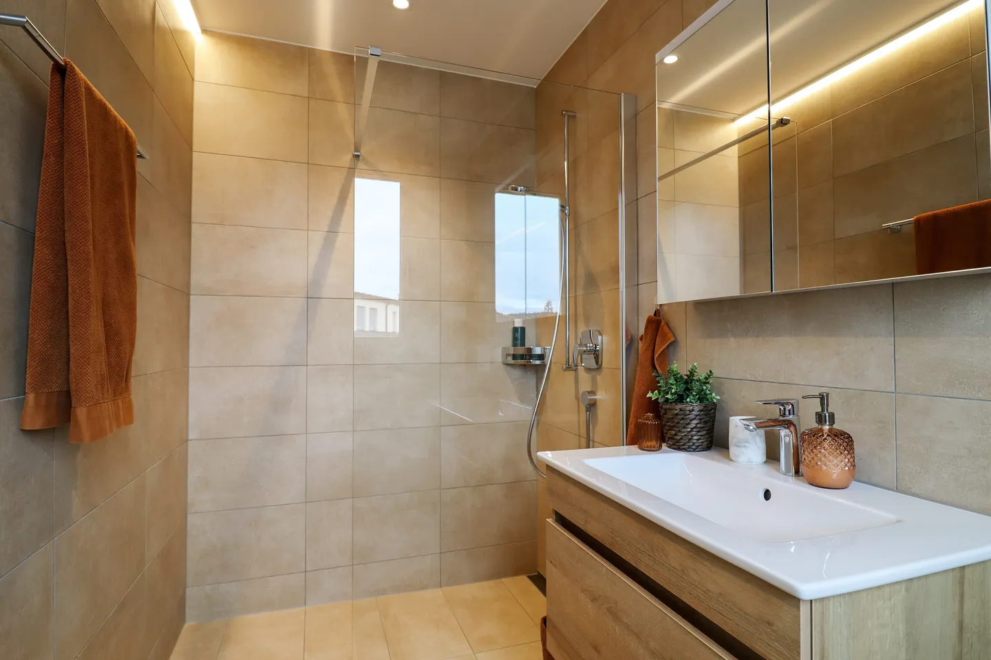 Modern Apartment in Central Location - Photo 8 of 12