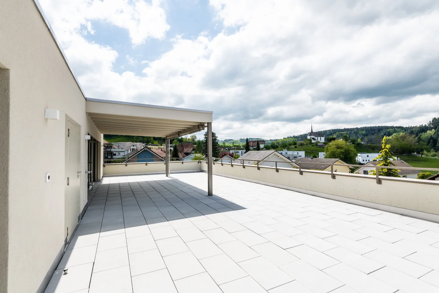 Retraite pour individualistes : point fort de l'attique avec terrasse ensoleillée - Photo 1 sur 10
