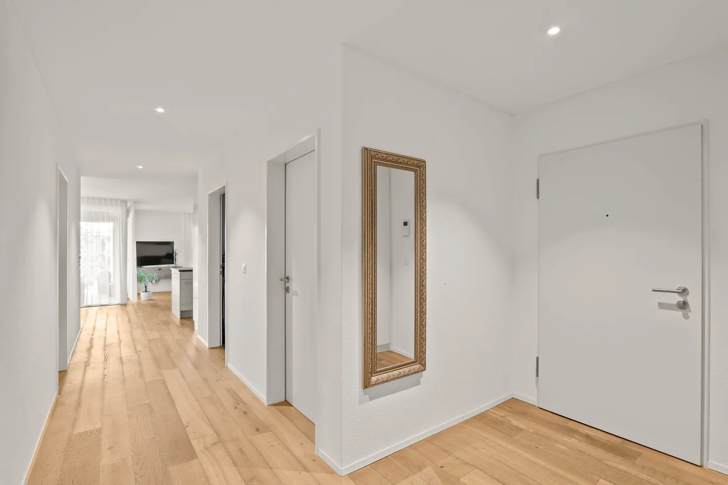 Bright 4.5-Room Apartment with Loggia - Photo 10 of 10