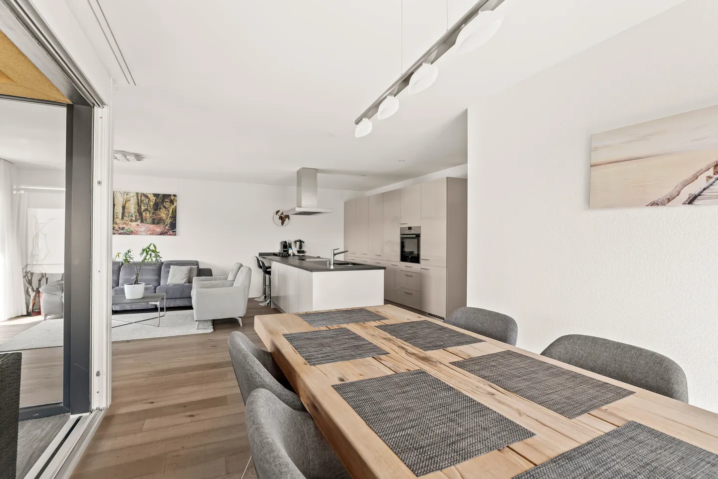 Bright 4.5-Room Apartment with Loggia - Photo 3 of 10