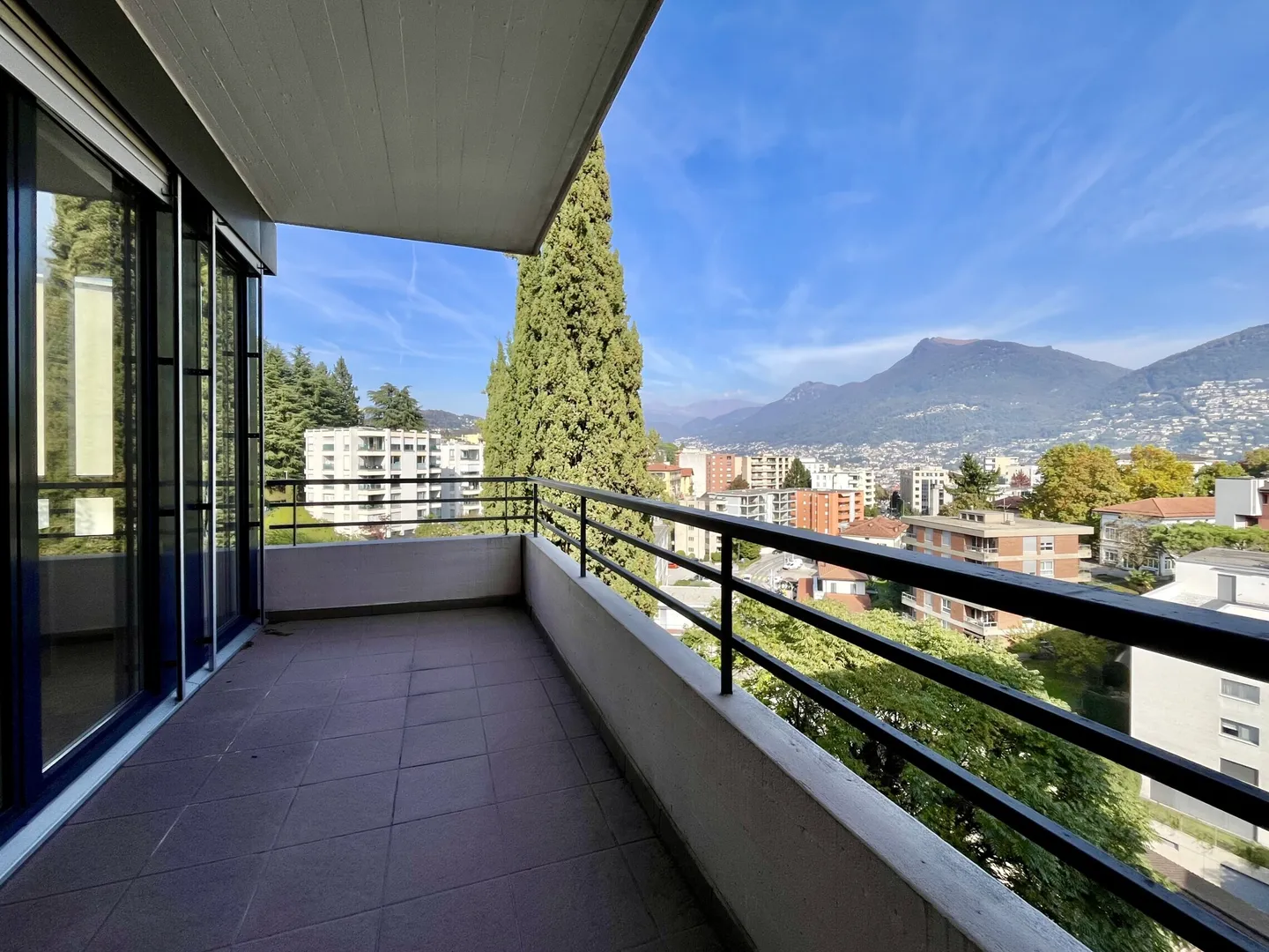 FOR RENT PENTHOUSE 4.5 IN RESIDENCE WITH POOL IN LUGANO - Photo 2 of 10