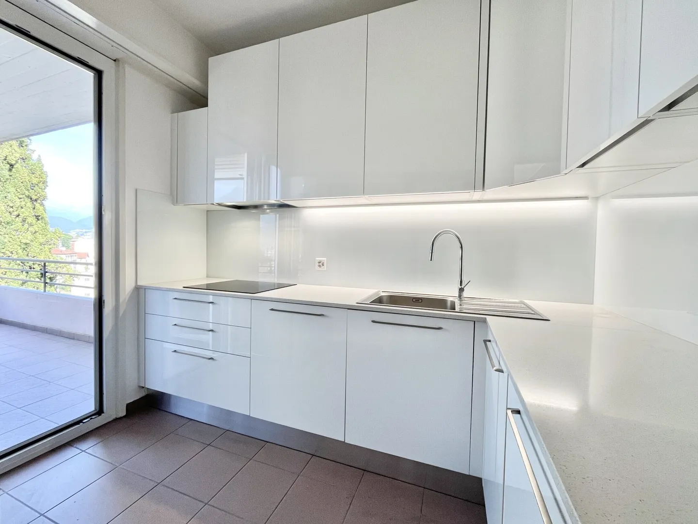 AFFITTASI ATTICO ARREDATO DI 4.5 LOCALI CON PISCINA A LUGANO - Photo 5 of 10