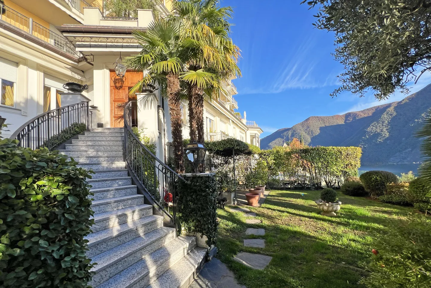 5.5 HOCHWERTIGE RÄUME MIT SEEBLICK UND GARTEN IN CASTAGNOLA - Foto 1 von 13