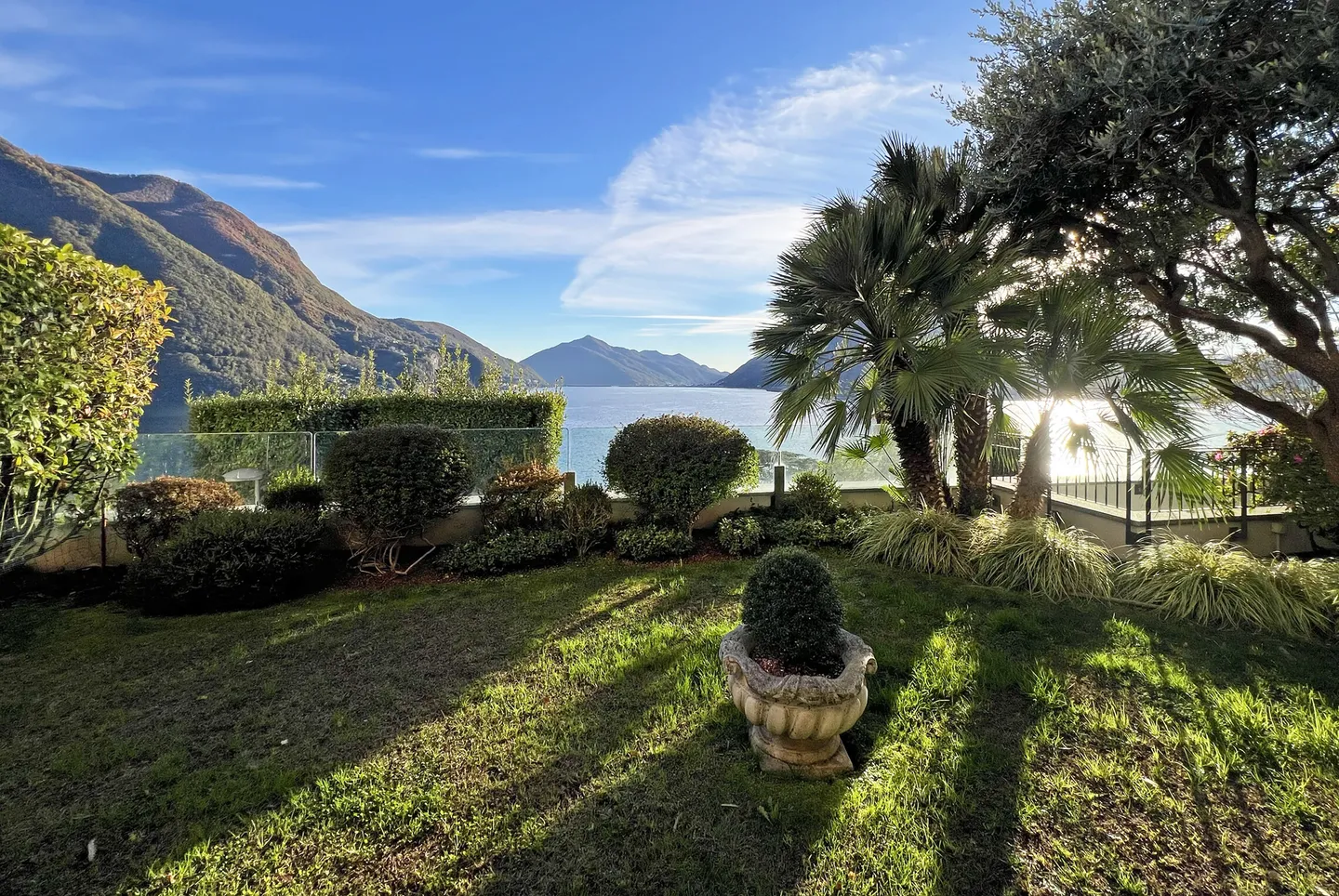 5.5 LOCALI DI PREGIO VISTA LAGO CON GIARDINO A CASTAGNOLA - Foto 9 di 9