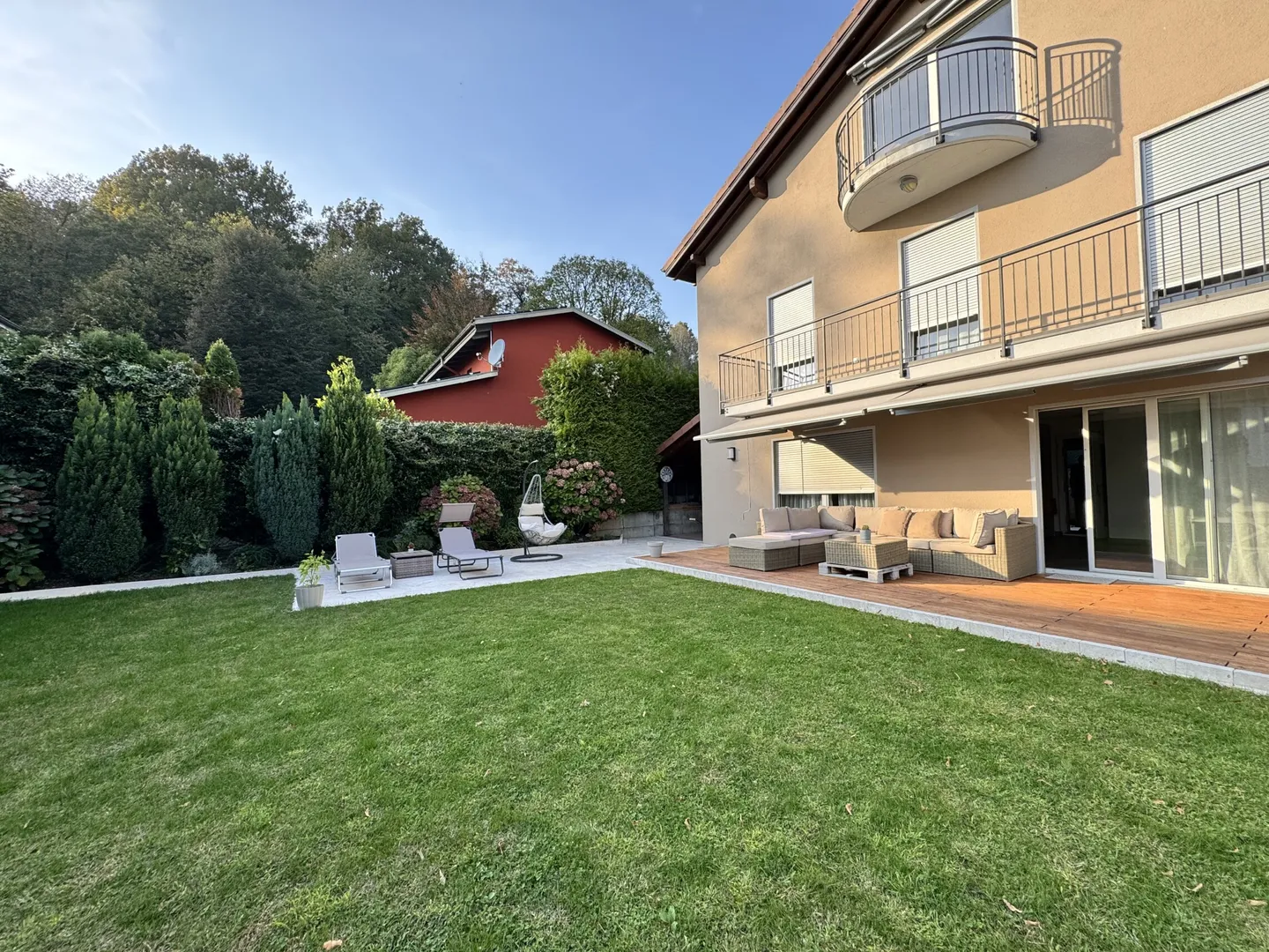 HELLER VILLA 5.5 MIT SEEBLICK UND GROSSEN GARTEN IN LUGAGGIA - Foto 6 von 11