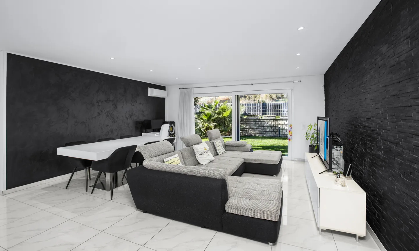 INCANTEVOLE VILLA UNI/BIFAMILIARE CON PISCINA A BEDANO - Foto 1 di 9