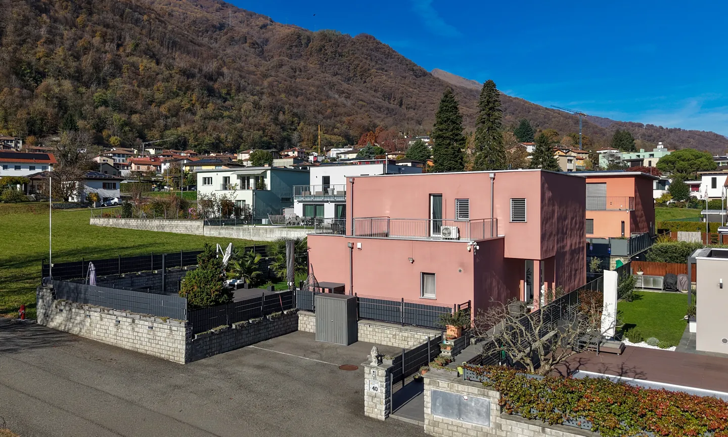 INCANTEVOLE VILLA UNI/BIFAMILIARE CON PISCINA A BEDANO - Foto 9 di 9