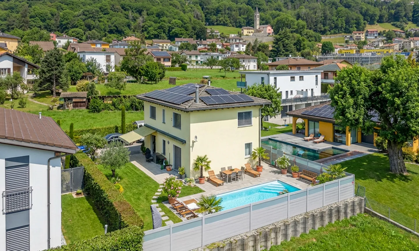SCHÖNES HAUS MIT 5.5 ZIMMERN UND POOL IN MEZZOVICO - Foto 1 von 9
