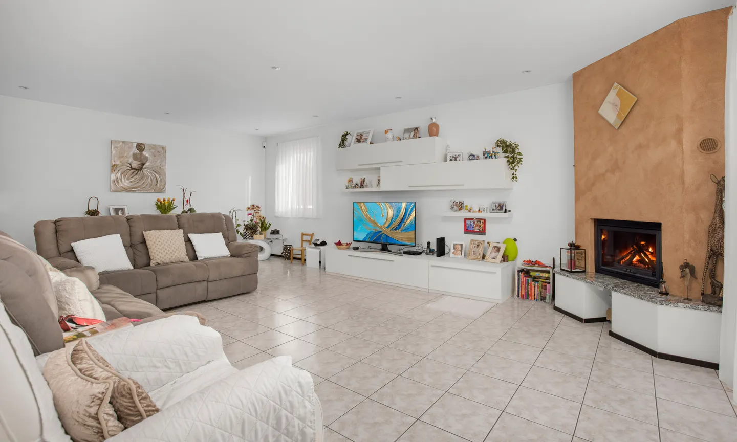 SCHÖNES HAUS MIT 5.5 ZIMMERN UND POOL IN MEZZOVICO - Foto 3 von 9