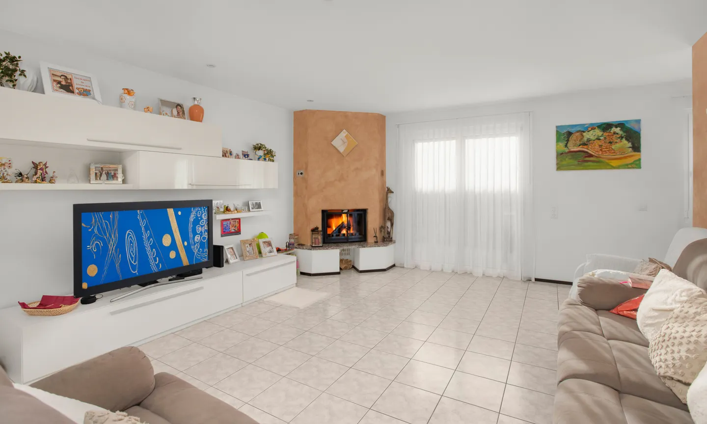 STUNNENDE UND GERÄUMIGE VILLA MIT 5,5 ZIMMERN UND POOL IN MEZZOVICO - Foto 5 von 11