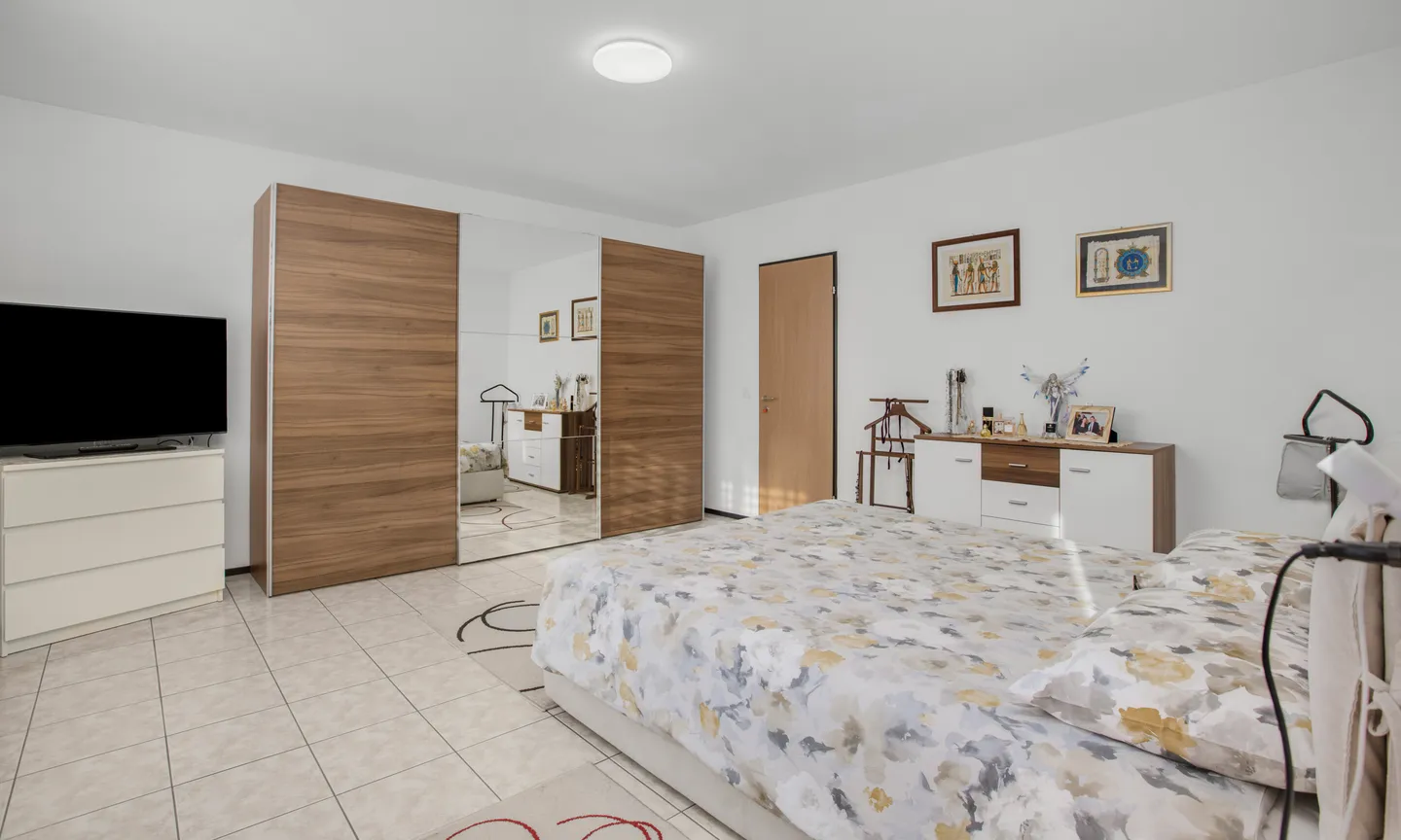 STUNNENDE UND GERÄUMIGE VILLA MIT 5,5 ZIMMERN UND POOL IN MEZZOVICO - Foto 7 von 11