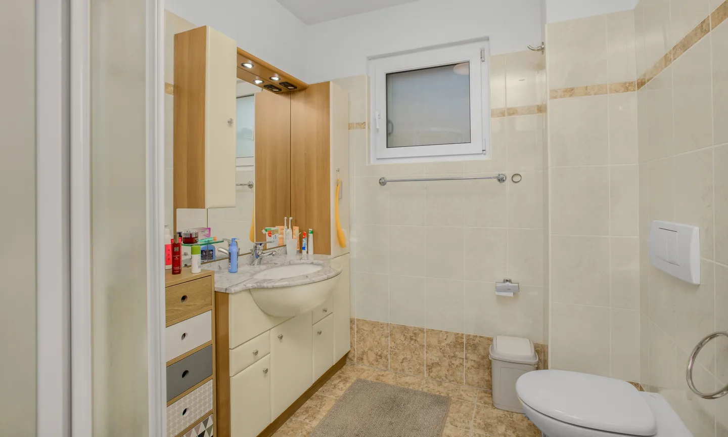 SCHÖNES HAUS MIT 5.5 ZIMMERN UND POOL IN MEZZOVICO - Foto 6 von 9