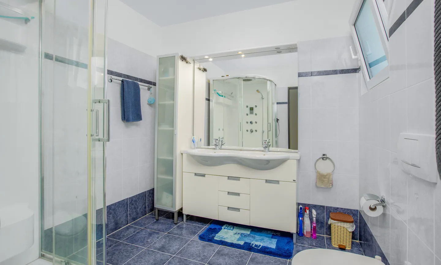 SCHÖNES HAUS MIT 5.5 ZIMMERN UND POOL IN MEZZOVICO - Foto 9 von 9