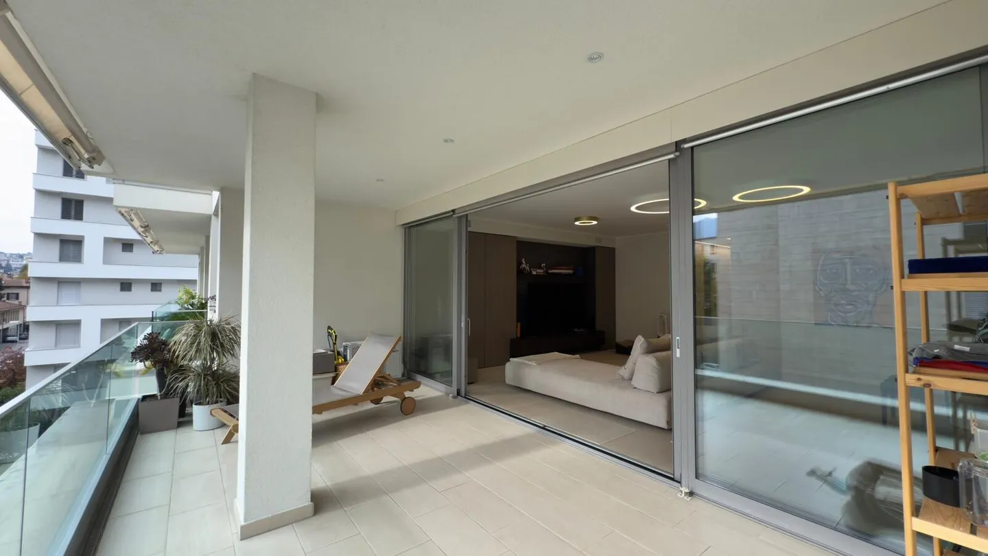 ELEGANTE 3.5 ZIMMER MIT TERRASSE UND OFFENEM BLICK IN LUGANO - Foto 2 von 10