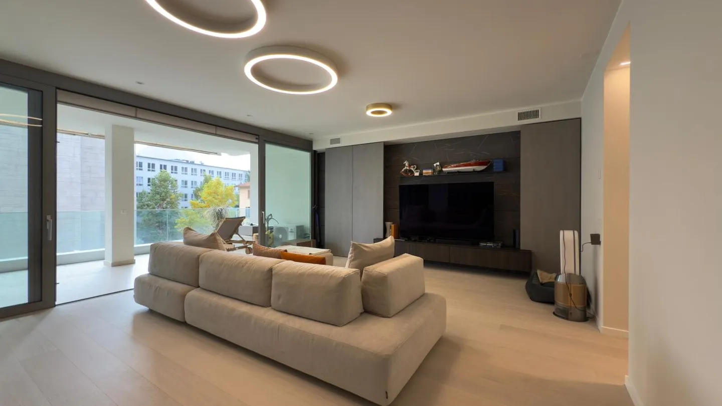 ELEGANTE 3.5 ZIMMER MIT TERRASSE UND OFFENEM BLICK IN LUGANO - Foto 1 von 10