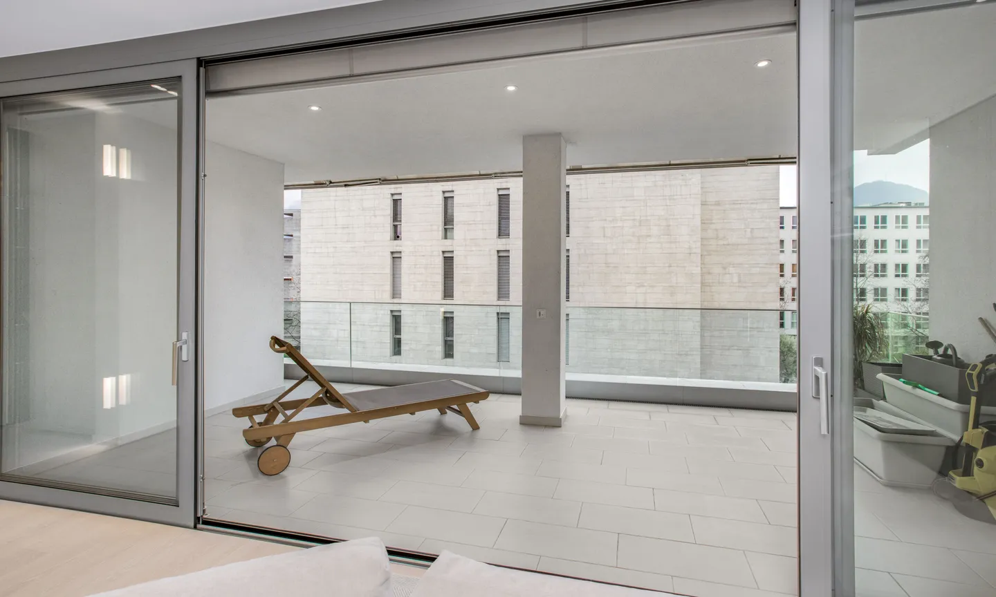 ELEGANTE 3.5 ZIMMER MIT TERRASSE UND OFFENEM BLICK IN LUGANO - Foto 2 von 10