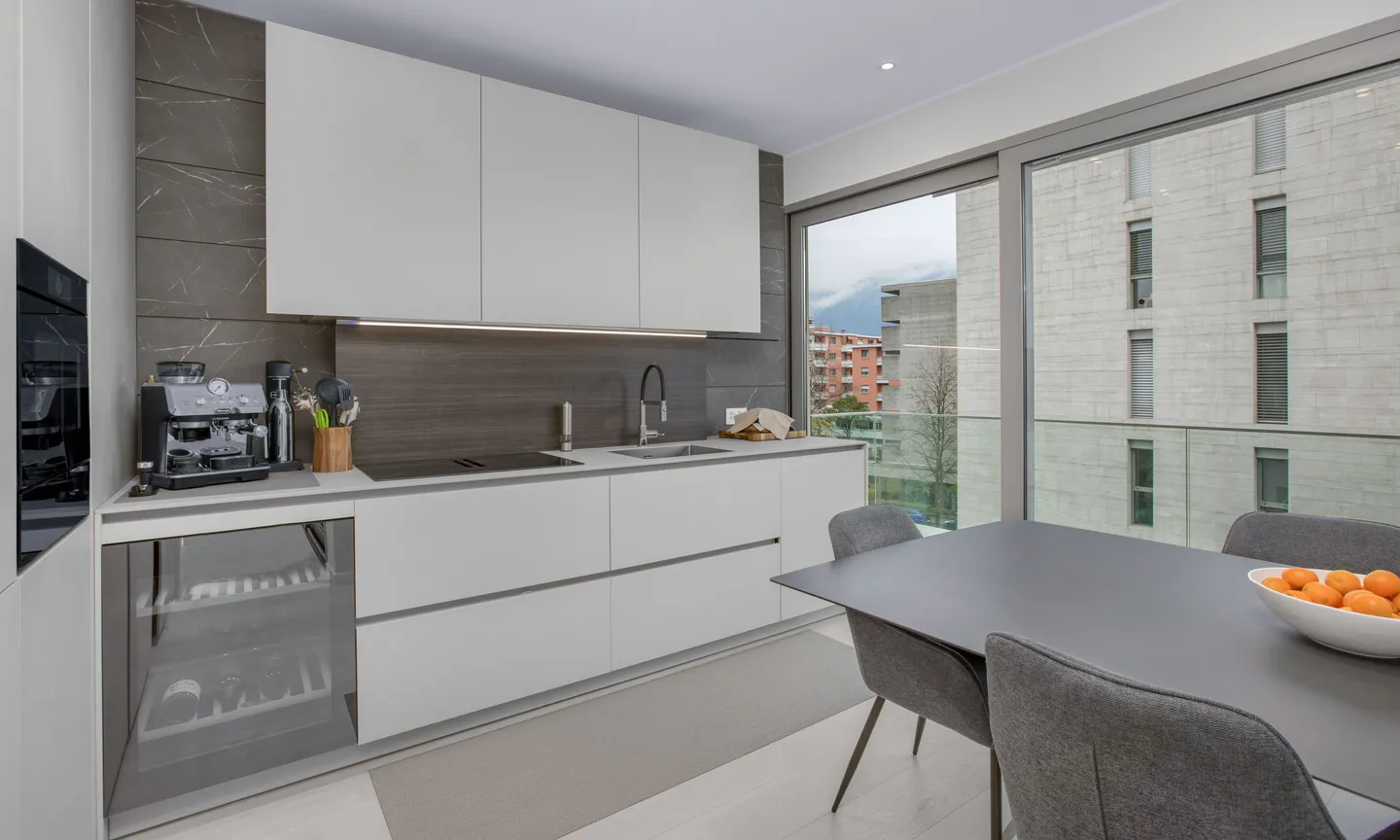 ELEGANTE 3.5 ZIMMER MIT TERRASSE UND OFFENEM BLICK IN LUGANO - Foto 4 von 10
