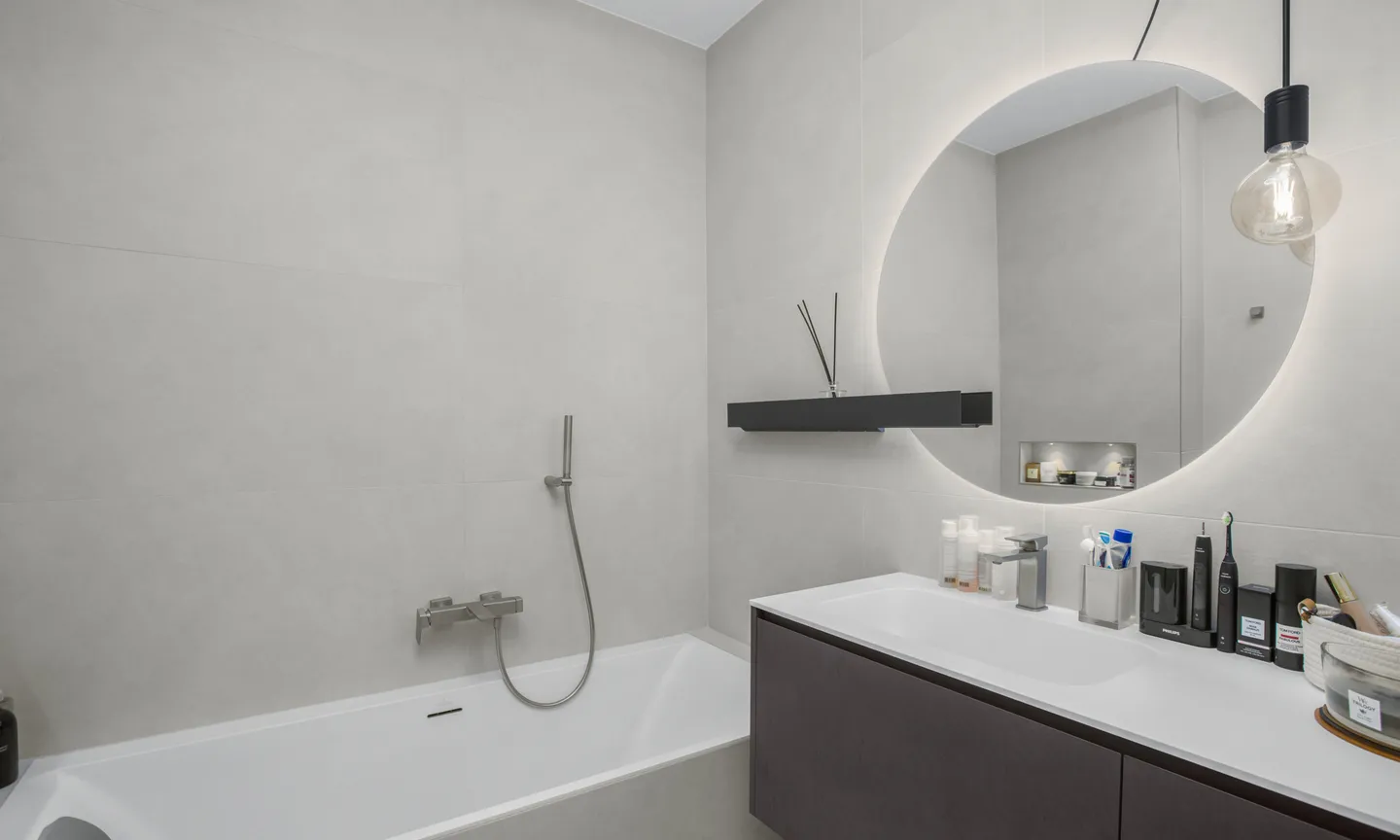 ELEGANTE 3.5 ZIMMER MIT TERRASSE UND OFFENEM BLICK IN LUGANO - Foto 6 von 10