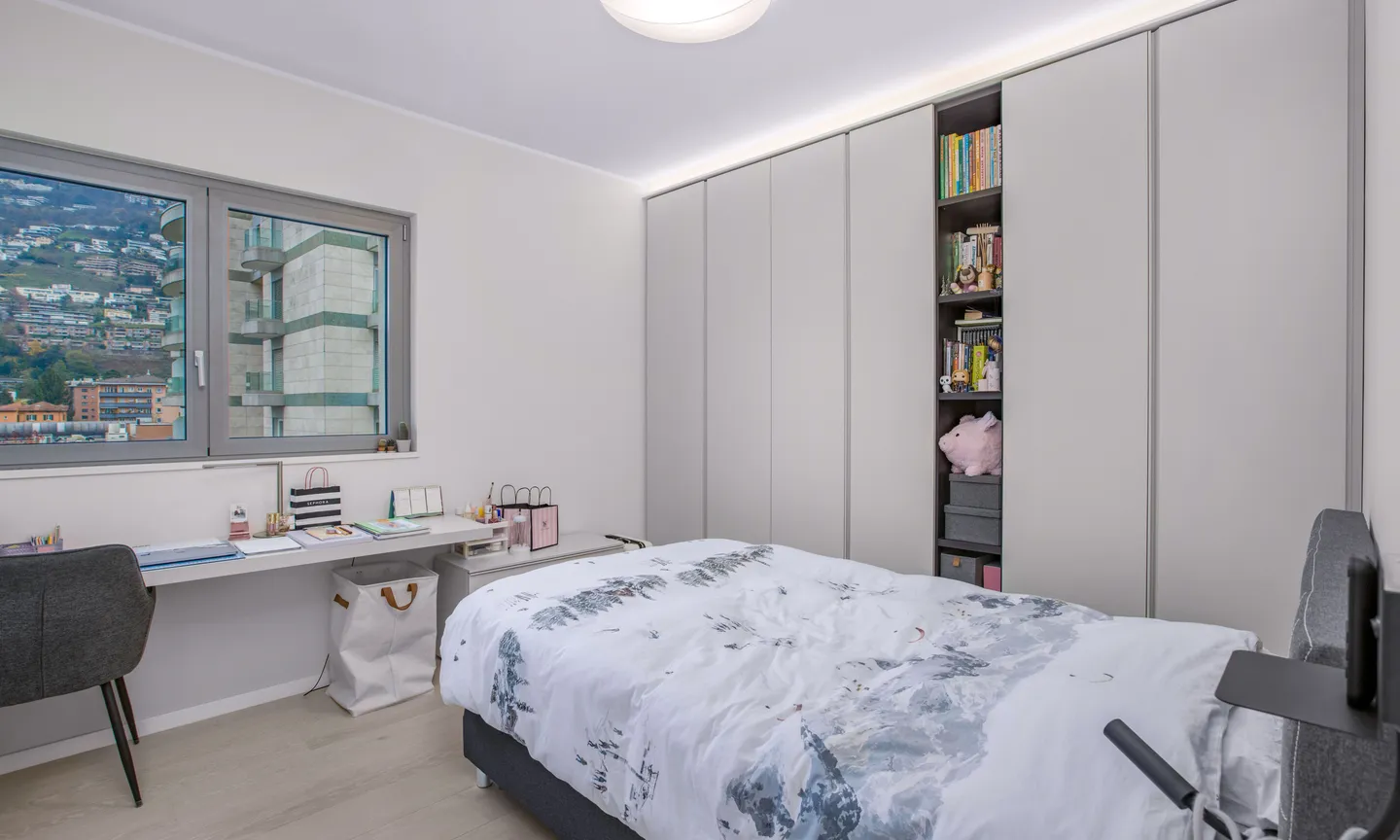 ELEGANTE 3.5 ZIMMER MIT TERRASSE UND OFFENEM BLICK IN LUGANO - Foto 7 von 10